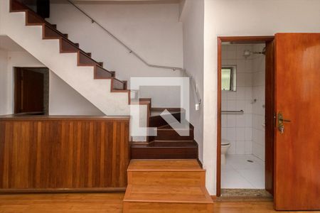 Casa à venda com 120m², 2 quartos e 1 vagaEscada