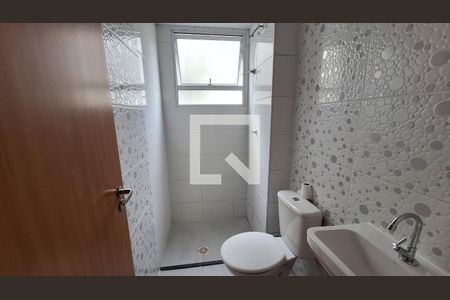 Banheiro de apartamento para alugar com 2 quartos, 45m² em Parque Santa Rosa, Suzano