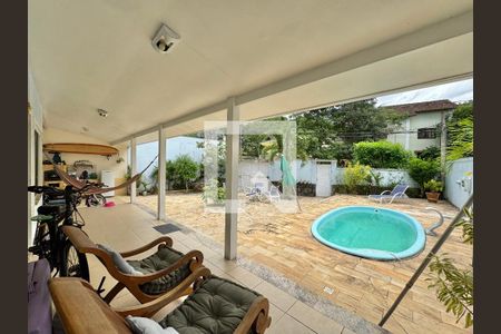 Casa de condomínio à venda com 410m², 3 quartos e 4 vagas Casa de condomínio à venda com 410m², 3 quartos e 4 vagasÁrea externa