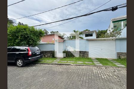 Casa de condomínio à venda com 410m², 3 quartos e 4 vagas Casa de condomínio à venda com 410m², 3 quartos e 4 vagasFachada
