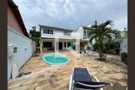 Casa de condomínio à venda com 410m², 3 quartos e 4 vagas Casa de condomínio à venda com 410m², 3 quartos e 4 vagasÁrea externa