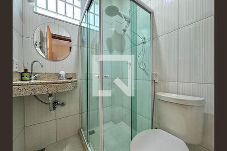 Casa de condomínio à venda com 410m², 3 quartos e 4 vagas Casa de condomínio à venda com 410m², 3 quartos e 4 vagasBanheiro Social