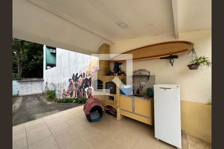 Casa de condomínio à venda com 410m², 3 quartos e 4 vagas Casa de condomínio à venda com 410m², 3 quartos e 4 vagasÁrea externa