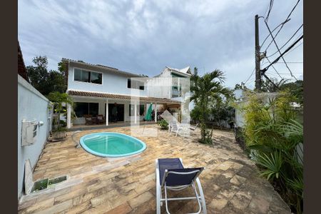 Casa de condomínio à venda com 410m², 3 quartos e 4 vagas Casa de condomínio à venda com 410m², 3 quartos e 4 vagasÁrea externa