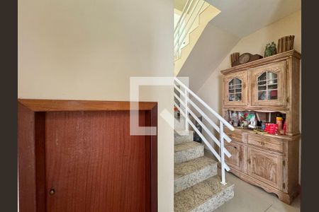 Casa de condomínio à venda com 410m², 3 quartos e 4 vagas Casa de condomínio à venda com 410m², 3 quartos e 4 vagasEscada