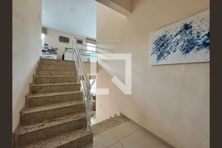 Casa de condomínio à venda com 410m², 3 quartos e 4 vagas Casa de condomínio à venda com 410m², 3 quartos e 4 vagasEscada