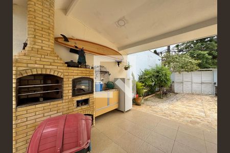 Casa de condomínio à venda com 410m², 3 quartos e 4 vagas Casa de condomínio à venda com 410m², 3 quartos e 4 vagasÁrea externa