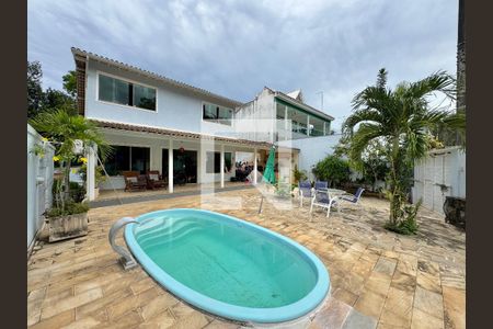 Casa de condomínio à venda com 410m², 3 quartos e 4 vagas Casa de condomínio à venda com 410m², 3 quartos e 4 vagasÁrea externa