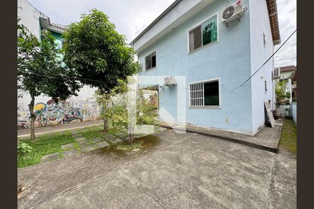 Casa de condomínio à venda com 410m², 3 quartos e 4 vagas Casa de condomínio à venda com 410m², 3 quartos e 4 vagasÁrea externa