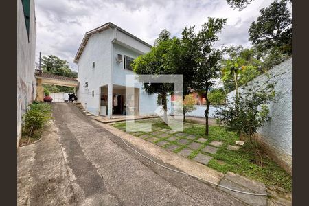 Casa de condomínio à venda com 410m², 3 quartos e 4 vagas Casa de condomínio à venda com 410m², 3 quartos e 4 vagasÁrea externa