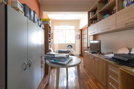 Casa à venda com 300m², 4 quartos e 3 vagas Casa à venda com 300m², 4 quartos e 3 vagasEscritório