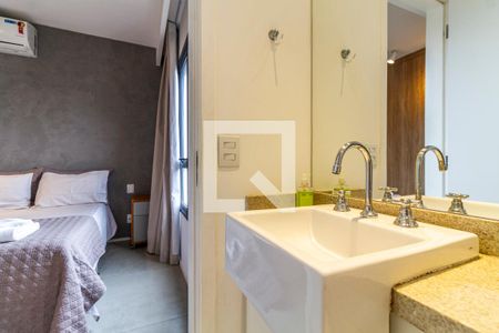 Banheiro de kitnet/studio para alugar com 1 quarto, 35m² em Pinheiros, São Paulo