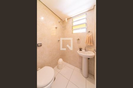 Casa à venda com 350m², 4 quartos e 2 vagas Casa à venda com 350m², 4 quartos e 2 vagasBanheiro 1