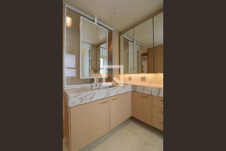 Apartamento à venda com 197m², 3 quartos e 3 vagas Apartamento à venda com 197m², 3 quartos e 3 vagasBanheiro da Suíte 1