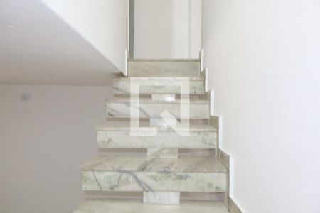 Escada - acesso piso superior de casa para alugar com 2 quartos, 125m² em Vila Darli, São Paulo