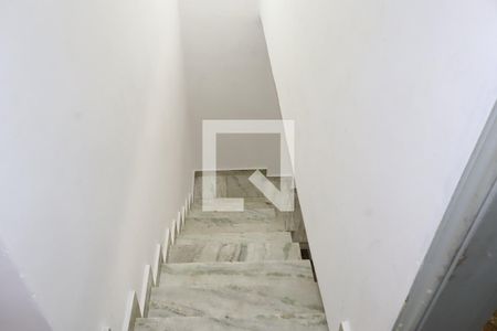 Escada - acesso piso superior de casa para alugar com 2 quartos, 125m² em Vila Darli, São Paulo