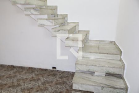 Escada - acesso piso superior de casa para alugar com 2 quartos, 125m² em Vila Darli, São Paulo