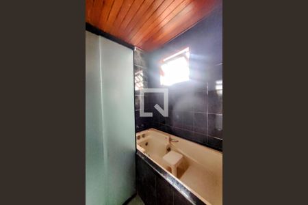 Casa de condomínio à venda com 272m², 3 quartos e 4 vagasBanheiro