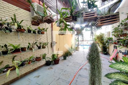 Casa de condomínio à venda com 272m², 3 quartos e 4 vagasÁrea externa 