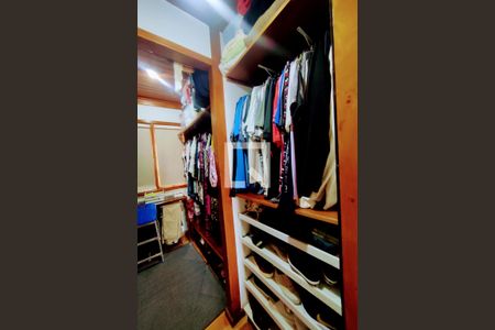 Casa de condomínio à venda com 272m², 3 quartos e 4 vagasCloset