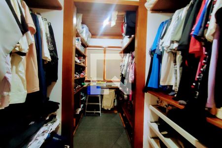 Casa de condomínio à venda com 272m², 3 quartos e 4 vagasCloset