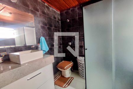 Casa de condomínio à venda com 272m², 3 quartos e 4 vagasBanheiro