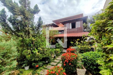 Casa de condomínio à venda com 272m², 3 quartos e 4 vagasQuintal 