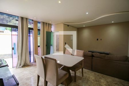 Casa para alugar com 300m², 5 quartos e 6 vagas Casa para alugar com 300m², 5 quartos e 6 vagasSala