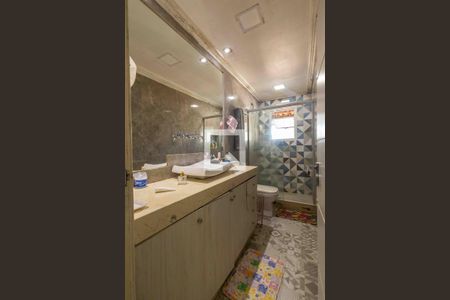 Casa à venda com 350m², 3 quartos e 3 vagasSuíte 2 Banheiro