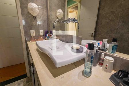 Casa à venda com 350m², 3 quartos e 3 vagasSuíte 2 Banheiro