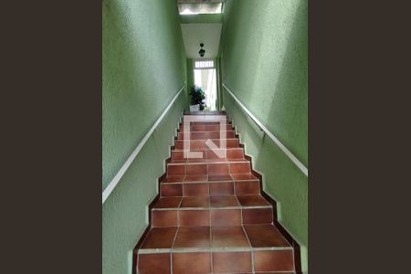 Casa à venda com 150m², 3 quartos e 4 vagas Casa à venda com 150m², 3 quartos e 4 vagasEscada da entrada