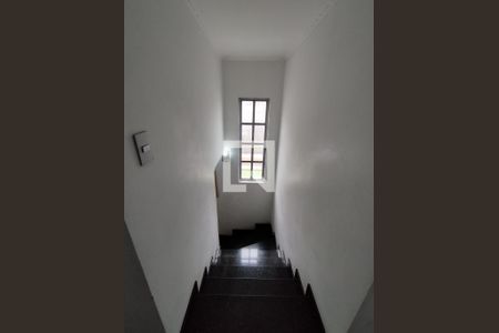 Casa à venda com 150m², 3 quartos e 4 vagas Casa à venda com 150m², 3 quartos e 4 vagasEscada