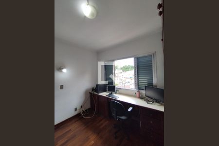 Casa à venda com 150m², 3 quartos e 4 vagas Casa à venda com 150m², 3 quartos e 4 vagasQuarto com mesa de escritório