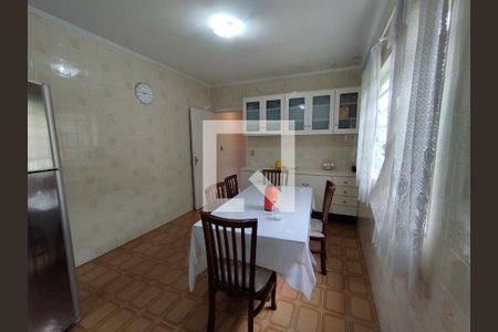 Casa à venda com 150m², 3 quartos e 4 vagas Casa à venda com 150m², 3 quartos e 4 vagasCozinha Armários