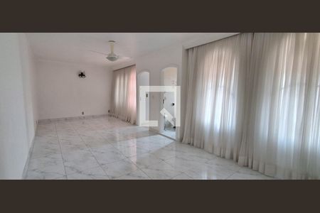 Casa à venda com 176m², 4 quartos e 4 vagasSuíte 