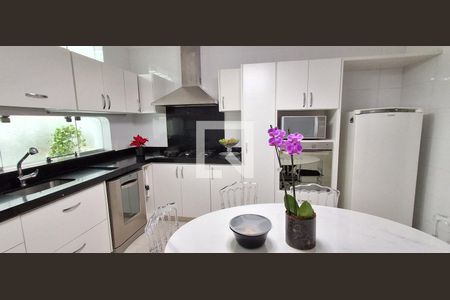 Casa à venda com 176m², 4 quartos e 4 vagasCozinha 