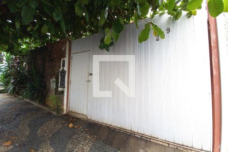 Casa à venda com 247m², 4 quartos e 4 vagasFachada