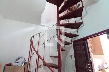Casa à venda com 247m², 4 quartos e 4 vagasEscada