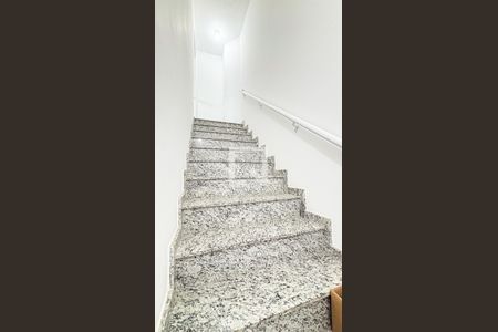 Apartamento à venda com 112m², 2 quartos e 1 vaga Apartamento à venda com 112m², 2 quartos e 1 vagaEscada