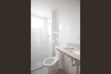 Banheiro de apartamento para alugar com 2 quartos, 45m² em Colubandê, São Gonçalo