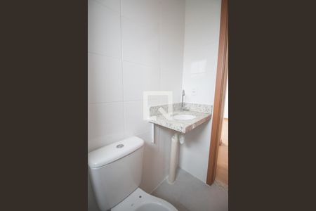 Banheiro de apartamento para alugar com 2 quartos, 45m² em Colubandê, São Gonçalo