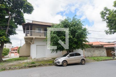 Casa à venda com 360m², 5 quartos e 4 vagasFachada