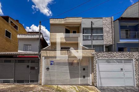 Casa à venda com 135m², 3 quartos e 4 vagas Casa à venda com 135m², 3 quartos e 4 vagasFachada