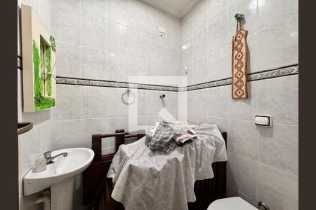 Casa à venda com 539m², 4 quartos e 5 vagasBanheiro salão de festas 2