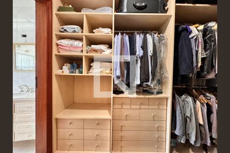 Casa à venda com 539m², 4 quartos e 5 vagasCloset suíte master 