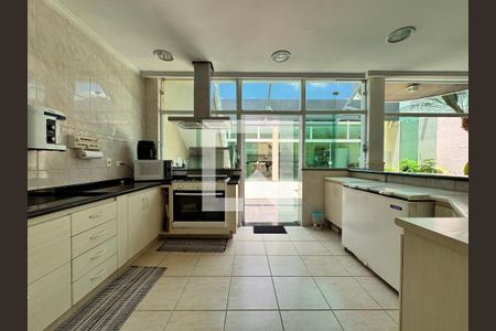 Casa à venda com 539m², 4 quartos e 5 vagasCozinha salão de festas 