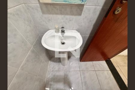 Casa à venda com 539m², 4 quartos e 5 vagasBanheiro salão de festas 1