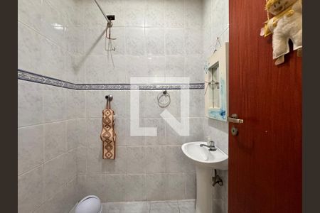 Casa à venda com 539m², 4 quartos e 5 vagasBanheiro salão de festas 1