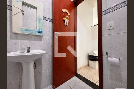 Casa à venda com 539m², 4 quartos e 5 vagasBanheiro salão de festas 1