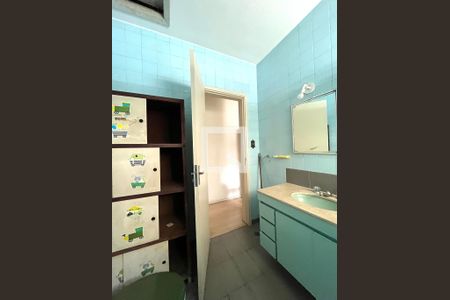 Casa à venda com 212m², 4 quartos e 3 vagas Casa à venda com 212m², 4 quartos e 3 vagasBanheiro Corredor